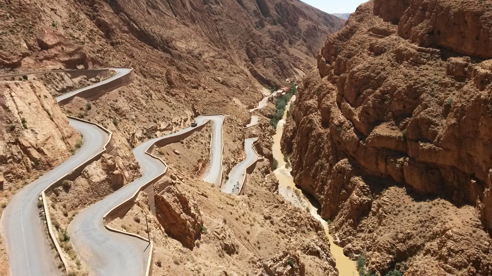 Straße durch die Dadesschlucht in Marokko