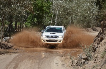 Toyota Hilux Fährt auf Piste in Marokko