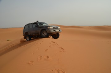 Toyota Landcruiser auf Saharadüne Marokko
