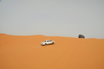 Toyota Landcruiser auf Saharadüne im Erg Chebbi Marokko