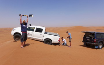 Toyota Landcruiser auf Saharadüne Marokko