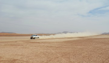 Hilux in voller Fahrt Marokko