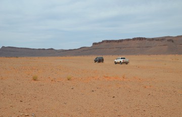 Geländewagen im Qued Draa Marokko