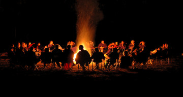 Lagerfeuer Runde der Teilnehmer Maroc-Voyage