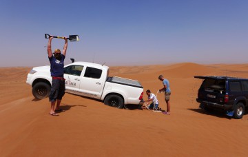 Landcruiser J8 beim Abschleppen eines Fahrzeugs Erg Chebbi Marokko