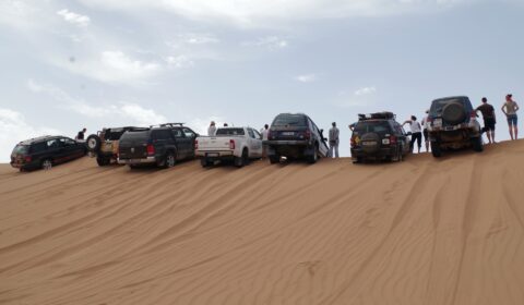 Sahara Marokko Gruppenfoto im Erg Chegaga