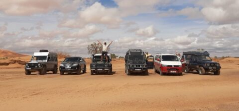 Reisegruppe in Marokko 4x4 Abenteuerurlaub Maroc-Voyage, Saharapisten im Erg Chebbi