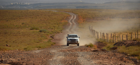 Toyota Hilux schnelle Fahrt auf Piste in Marokko