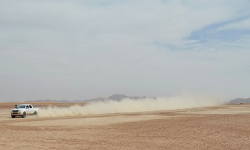 Toyota Hilux bei schneller Pistenfahrt im Erg Chegaga Marokko