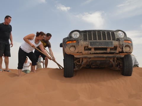 Jeep steckt auf Düne fest Marokko