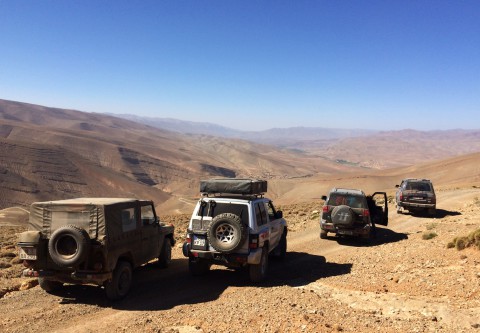 Fahrzeuge von Maroc-Voyage vor Bergpanorama Marokko