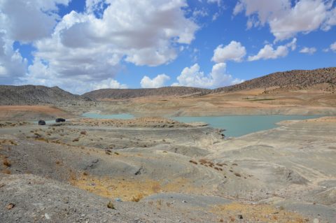 Gebirgsee in Marokko auf dem Weg nach Marrakech