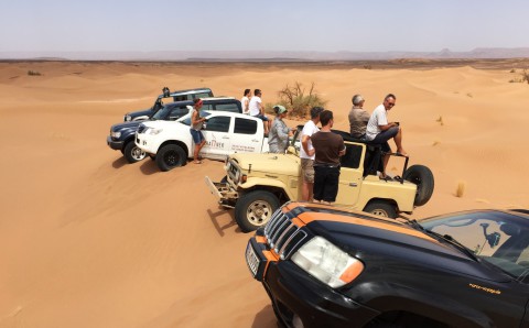 Geländewagen auf Düne im Erg Chegaga Marokko