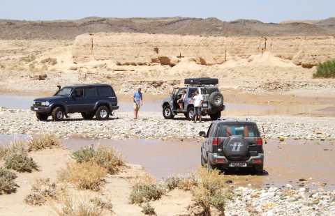 Marokko Reise 4x4 Wasserdurchfahrt auf Piste nach Midelt