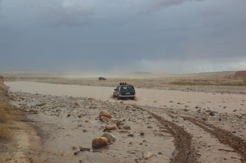 Marokko Flussdurchfahrt bei Regenwetter