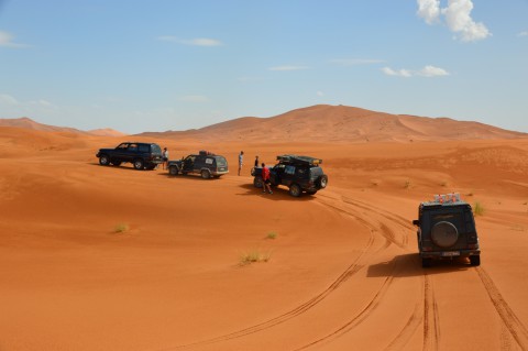 Geländewagen in den Dünen Marokko