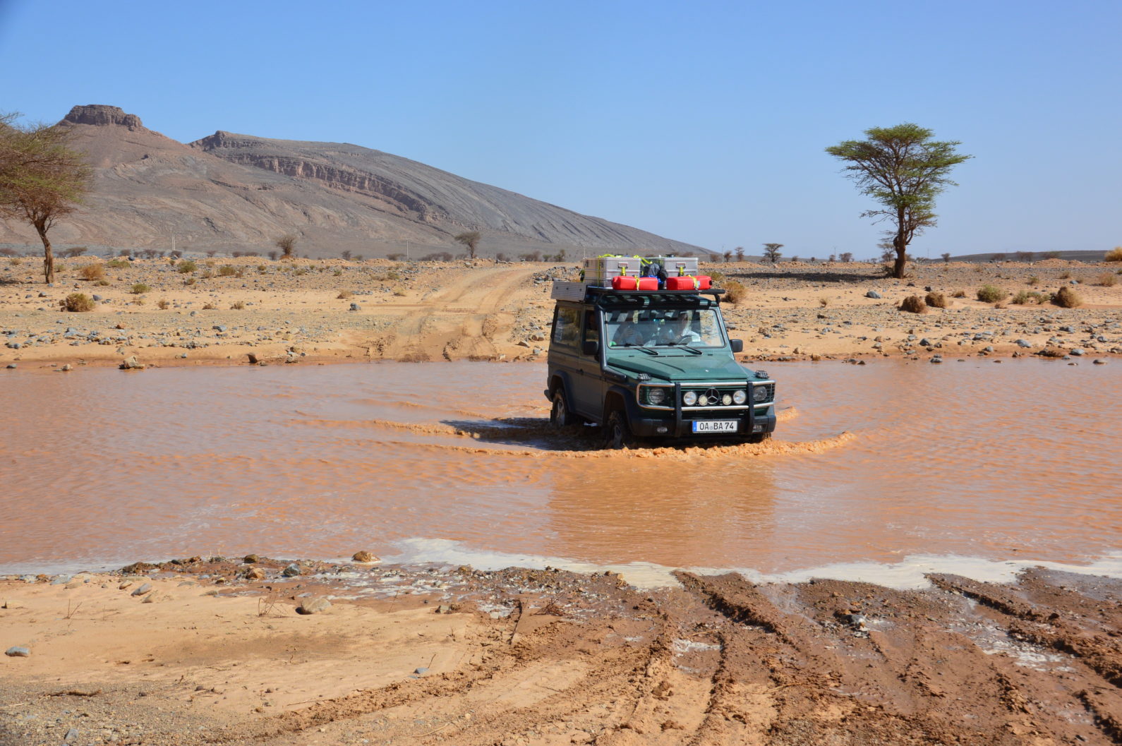 Oued in Marokko mit Mercedes G