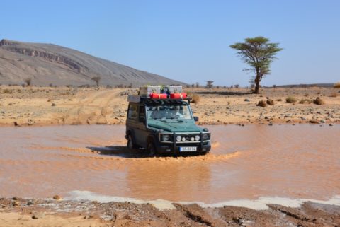 Mercedes G Marokko bei Flussdurchfahrt