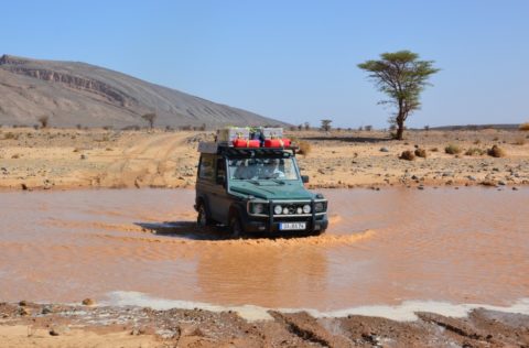 Mercedes G Marokko bei Flussdurchfahrt