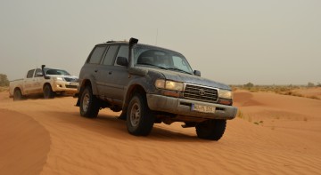 Geländewagen beim Befahren des Erg Chebbi Marokko