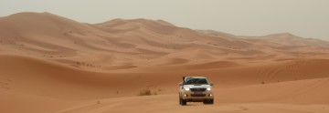 Toyota überquert Düne im Erg Chebbi Marokko