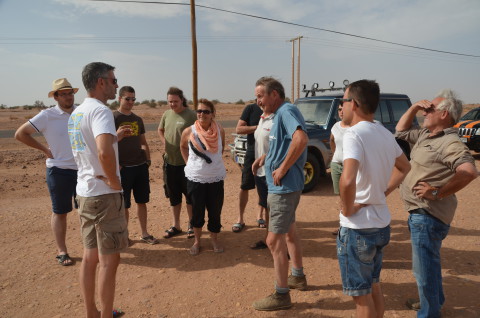 Besprechung vor Wüstenetappe in Marokko