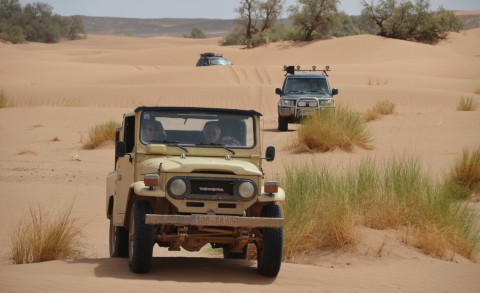 Geländewagen fahren im Sand Marokko