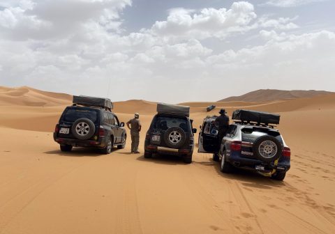 Teilnehmer eines Marokko Offroad Urlaubs, Geländewagen Erg Chebbi
