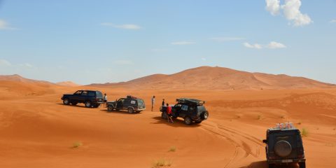 Geländewagen in den Dünen im Erg Chebbi Marokko