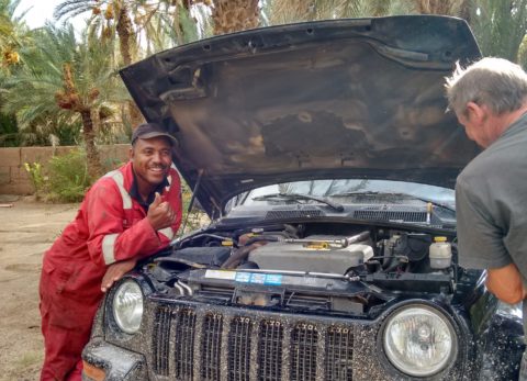Marokko Mechaniker Aziz Jeep Reparatur