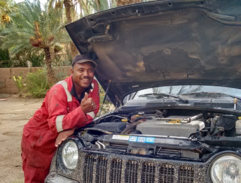 Marokko Mechaniker in Zagora Jeep Reparatur