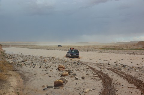 Marokko 4x4 Reise Abenteuer Information Flussdurchfahrt bei Regenwetter
