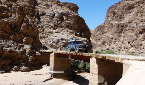 Landrover auf Brücke bei Aouli Marokko
