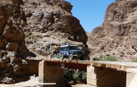 Landrover auf Holzbrücke in der Nähe von Midelt