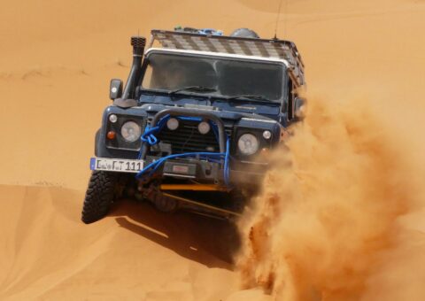 Erg Chebbi Landrover Vollgas in den Dünen bei einer Marokko 4x4 Reise