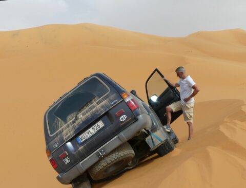 Erg Chebbi Landcruiser kippt fast um