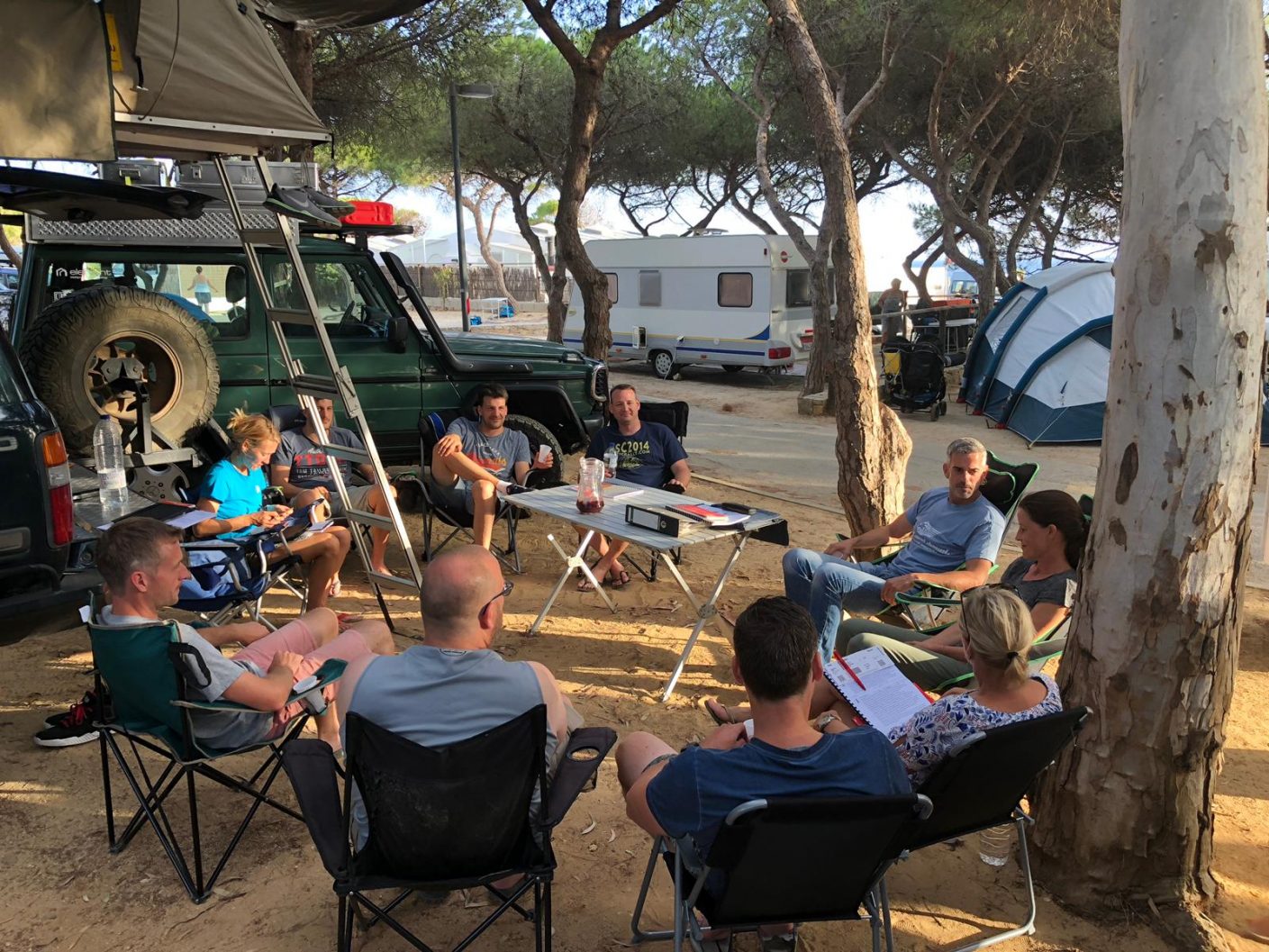 Camping Tarifa Teilnehmerbesprechung am Abend