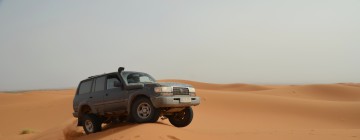 Toyota HDJ80 überquert Düne in Marokko