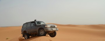 Toyota HDJ80 überquert Düne Marokko