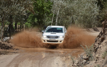 Toyota Hilux Pistenfahrt Dadesschlucht Marokko