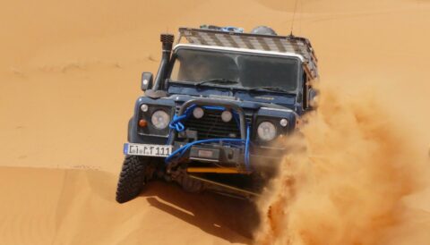 Defender bei voller Fahrt Sahara Marokko
