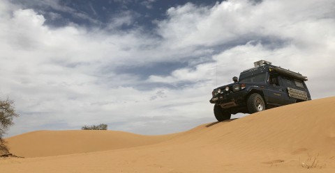 Erg Chebbi Geländewagen überquert Düne